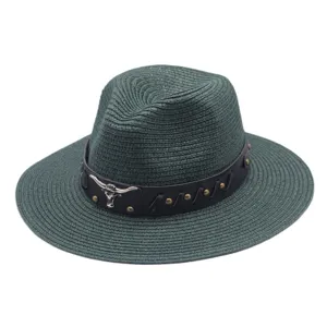 Détails du chapeau de paille western vert foncé avec bande en cuir et tête de taureau.