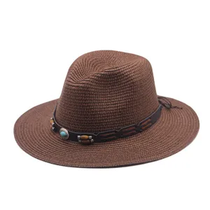 Chapeau de paille marron tressé avec lanière en cuir pour l'été et les voyages.