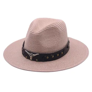 Gros plan sur le détail du chapeau de paille occidental pour femme avec bande en cuir.