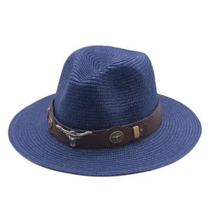 Détails du chapeau de paille bleu avec lanière en cuir et décoration de crâne de taureau.