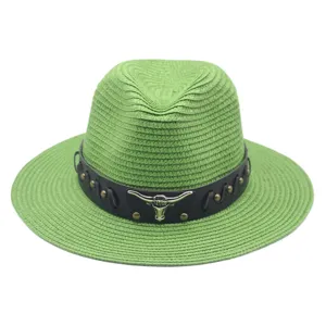 Détail de chapeau de paille vert avec bande en cuir PU noir et emblème de crâne de taureau.