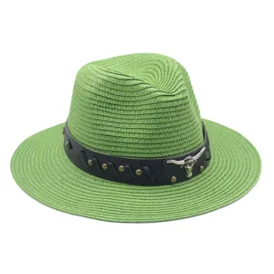 Beau chapeau de paille vert avec bande en cuir noir et motif de taureau pour l'été.