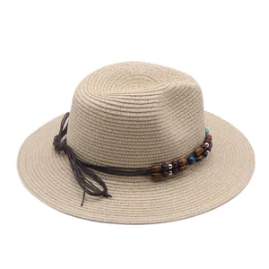Stilvoller Strohhut mit Holzperlen und Kordel für Strand- und Outdoor-Ausflüge im Sommer.
