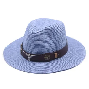 Chapeau fedora en paille bleue tendance avec ceinture marron et décor métal pour soleil d'été.