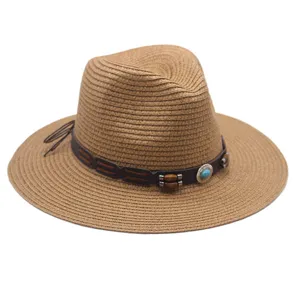 Vue détaillée d'un chapeau en paille marron avec lanière en cuir, perles et turquoise.