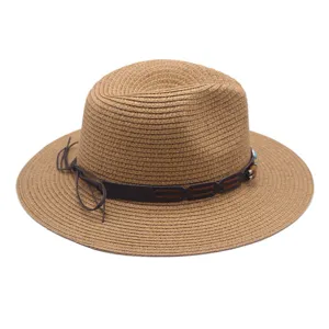 Vue détaillée du chapeau fedora en paille marron orné d'un élégant bracelet en cuir et perles.