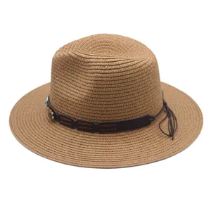 Gros plan detaille du chapeau en paille tresse montrant sa texture fine et sa laniere.