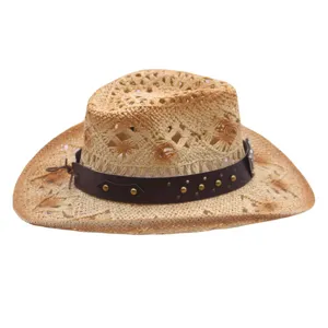 Detail de chapeau de paille cowboy, design ajoure avec ceinture en cuir et rivets pour ete.