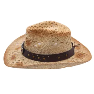 Vue détaillée du chapeau de paille cowboy ajouré avec bande en cuir cloutée et large bord.