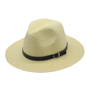 Klassieke beige strooien hoed met zwarte lederen band detail voor de zomer buiten.