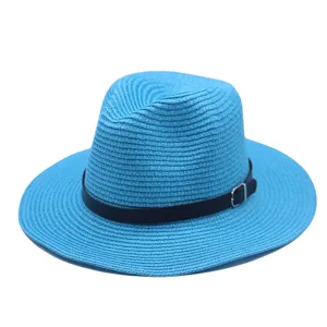 Gedetailleerd overzicht van de lichtblauwe strooien fedora hoed met zwarte band en zilveren gesp.