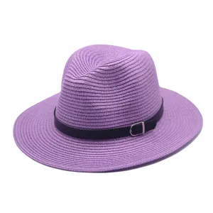 Klassieke paarse strooien fedora hoed met zwarte riem, perfect voor zomerse strandzonnebescherming.