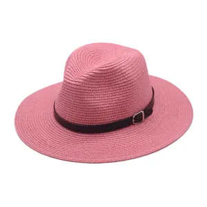 Roze strohoed detail, zomer zonnehoed strandhoed met riemgesp en fijne geweven textuur.