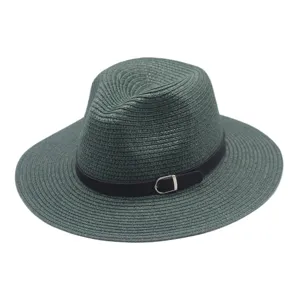 Klassieke donkergroene strooien fedora hoed met zwarte lederen band en metalen gesp.