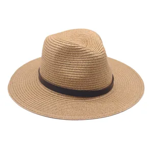 Klassieke zomer strohoed met zwarte lederen band, gedetailleerde gevlochten textuur voor zon.