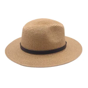 Gedetailleerd uitzicht op de zomerstrohoed met zwarte riem, fijne geweven textuur, zonbescherming.
