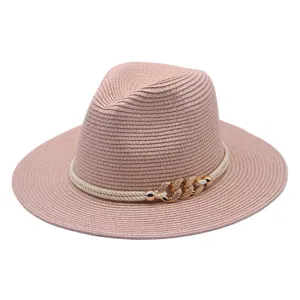 Vue détaillée du chapeau de paille pour femme avec chaîne dorée pour plage et voyage d'été.