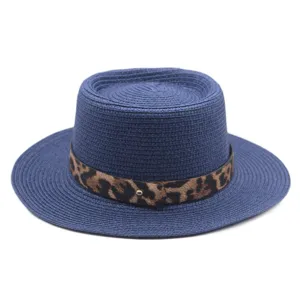 Detail van blauwe stijlvolle strooien hoed met trendy luipaardprint band voor zonnig strand.