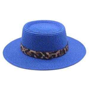 Close-up van de elegante blauwe strohoed met platte kroon en chique luipaardprint lint.