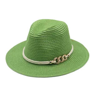 Chapeau de paille vert pour femme, élégant fedora de soleil avec chaîne pour l'été en plein air.