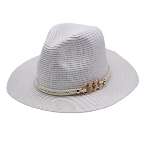 Vue détaillée du chapeau de paille blanc avec chaîne dorée élégante et corde tressée.