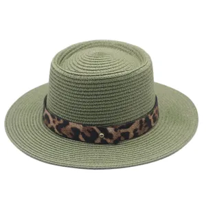 Groene platte strohoed met chique luipaardprint band voor zomerse strand en zonbescherming.