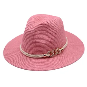 Chapeau de paille rose élégant pour femme, chapeau de soleil d'été avec chaîne dorée.