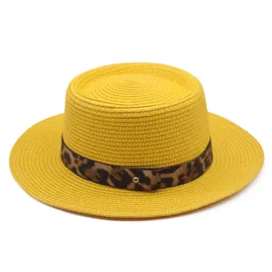 Gele platte strooien hoed voor dames, zomerse strand zonnescherm hoed met luipaardprint band.