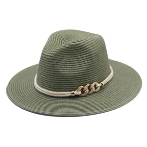 Chapeau de paille vert avec corde tressee et chaine doree pour ete protection soleil.