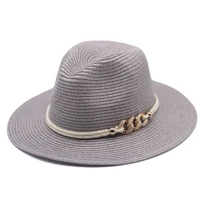 Détail en gros plan d'un élégant chapeau Fedora en paille grise avec corde et chaîne.