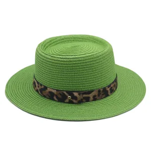 Groene platte strohoed met luipaardband zomer strand zonnehoed voor dames detail