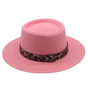 Roze platte strohoed voor vrouwen zomer strand vakantie zonbescherming en buiten.