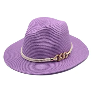 Chapeau de paille violet pour femme, avec elegante corde blanche et detail de chaine doree.