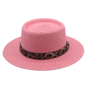 Stijlvolle roze platte strohoed met chic luipaardprint lint voor zomer strand buitenkleding.