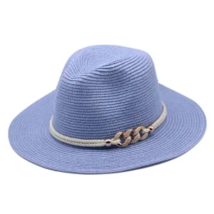 Vue détaillée du chapeau de paille bleu avec corde blanche et chaîne dorée.