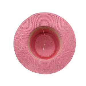 Detailweergave roze vrouwen strohoed, brede rand, binnenkant strandhoed van bovenaf.