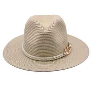 Chapeau de paille beige Fedora avec corde blanche élégante et chaîne dorée pour femmes.