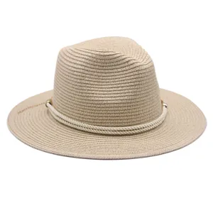 Chapeau de paille ete pour femme beige fedora de plage avec detail de corde blanche chic.
