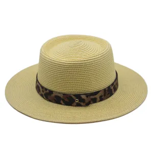 Stijlvolle dames zomer strohoed platte top met luipaard print band voor strand zon.