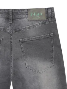 Primo piano sui dettagli della tasca posteriore e dell'etichetta in pelle dei pantaloncini.