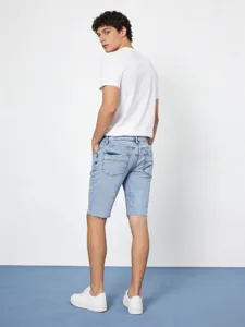 Vista di dettaglio dei pantaloncini in denim azzurro da uomo, con tessuto elasticizzato.