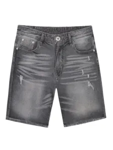 Dettaglio di pantaloncini in denim grigio slavato con strappi classici e bottoni in metallo.