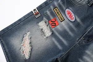 Shorts di jeans blu strappati con fantastici patch streetwear e dettagli cool estivi.