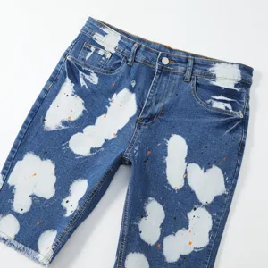 Pantaloncini in denim lavato elasticizzato da uomo con schizzi di vernice bianca e dettagli.