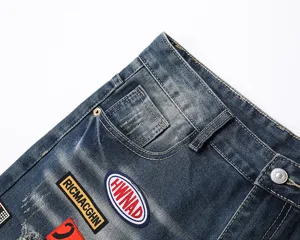 Dettaglio pantaloncini in denim blu strappato da uomo, stile streetwear casual con toppe.