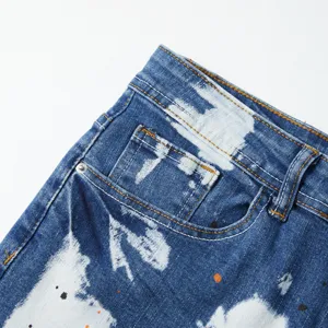Primo piano dei dettagli di pantaloncini in denim elasticizzato da uomo con stampa schizzi.