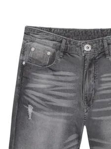 Primo piano sui dettagli dei pantaloncini di jeans grigi vintage da uomo con bottoni.