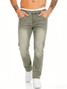 Primo piano di jeans elasticizzati slim da uomo con lavaggio vintage e tasche classiche.