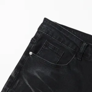 Primo piano su tasca e rivetto di jeans in denim lavato nero da uomo, tessuto qualita.