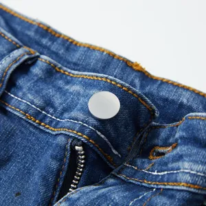Primo piano dettagliato della cintura dei pantaloncini in denim da uomo con bottone e zip.
